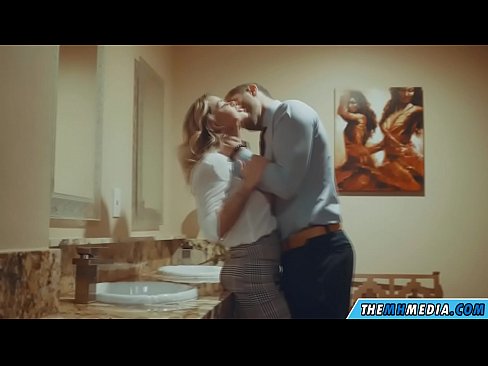 ❤️ ווען אַ באַסטי בלאָנדע סידוס איר אין אַ ציבור אָפּטריט ❤️ סעקס ווידעא ביי אונדז ️❤